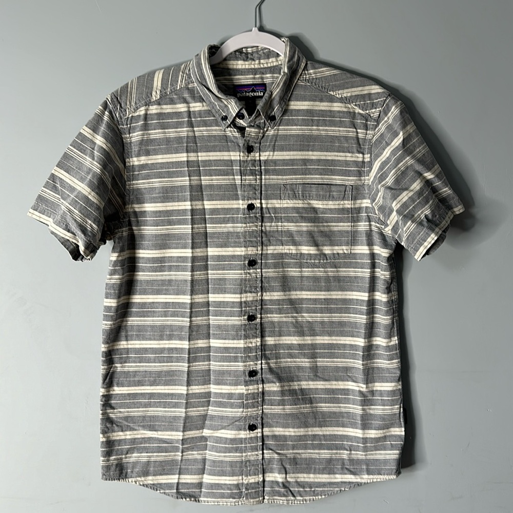 Patagonia Men’s Button Down Blue and White Stripes Shirt Size M